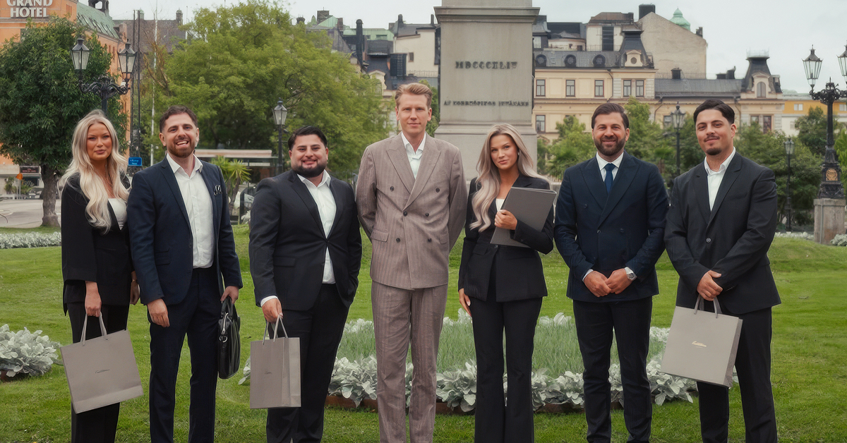 De första som knyts till Erik Olssons nya mäklarkontor i Norrköping är från vänster: Tindra Jedby, Johannes Hanna, Michel Malki, Rasmus Lindström, Amanda Johansson, Gabriel Tan, David Mostoi.