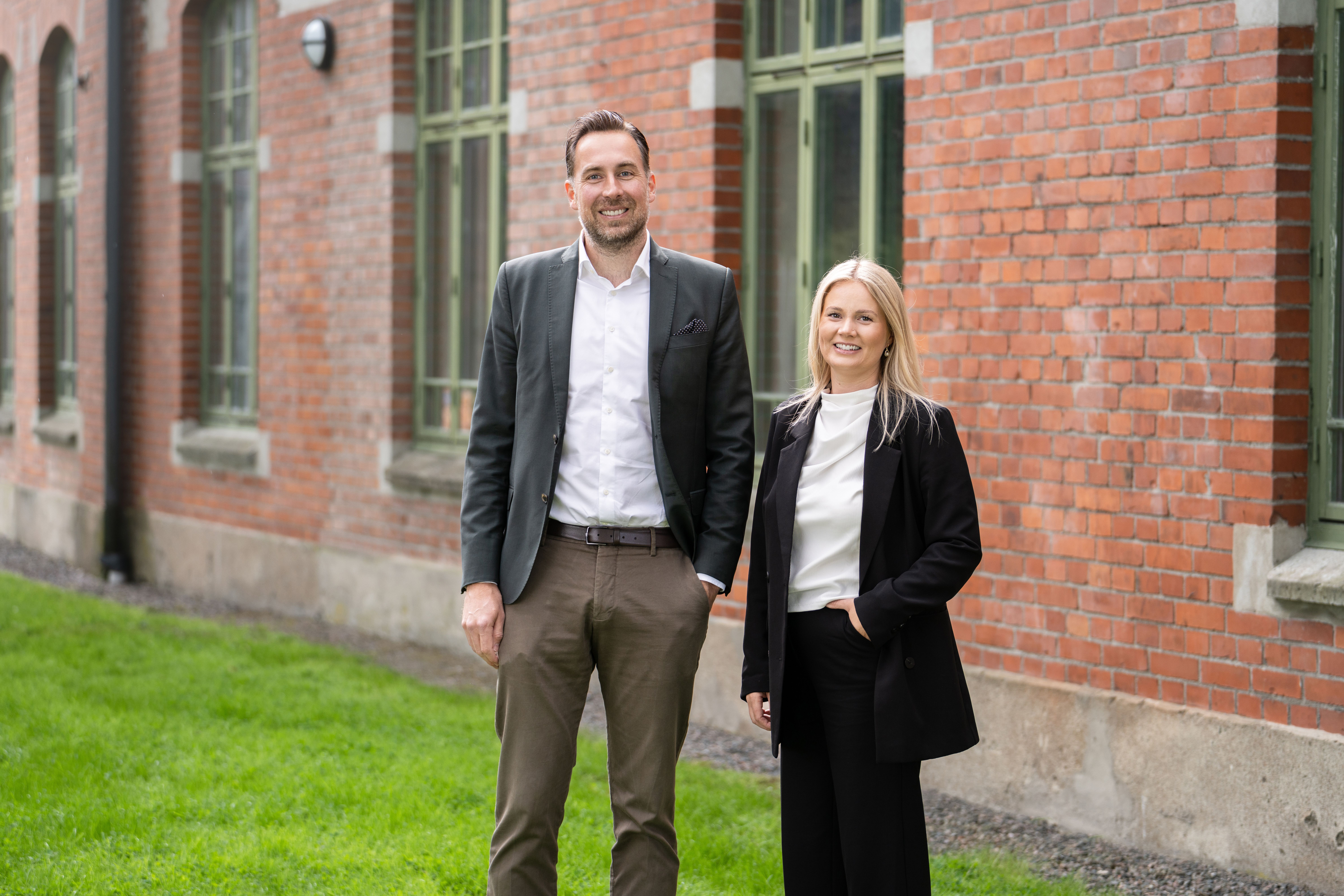 Mathias Martinsson och Malin Ryling ansluter som fastighetsmäklare och partners när Residence Christie’s stärker verksamheten på västkusten. Foto: HF Agency