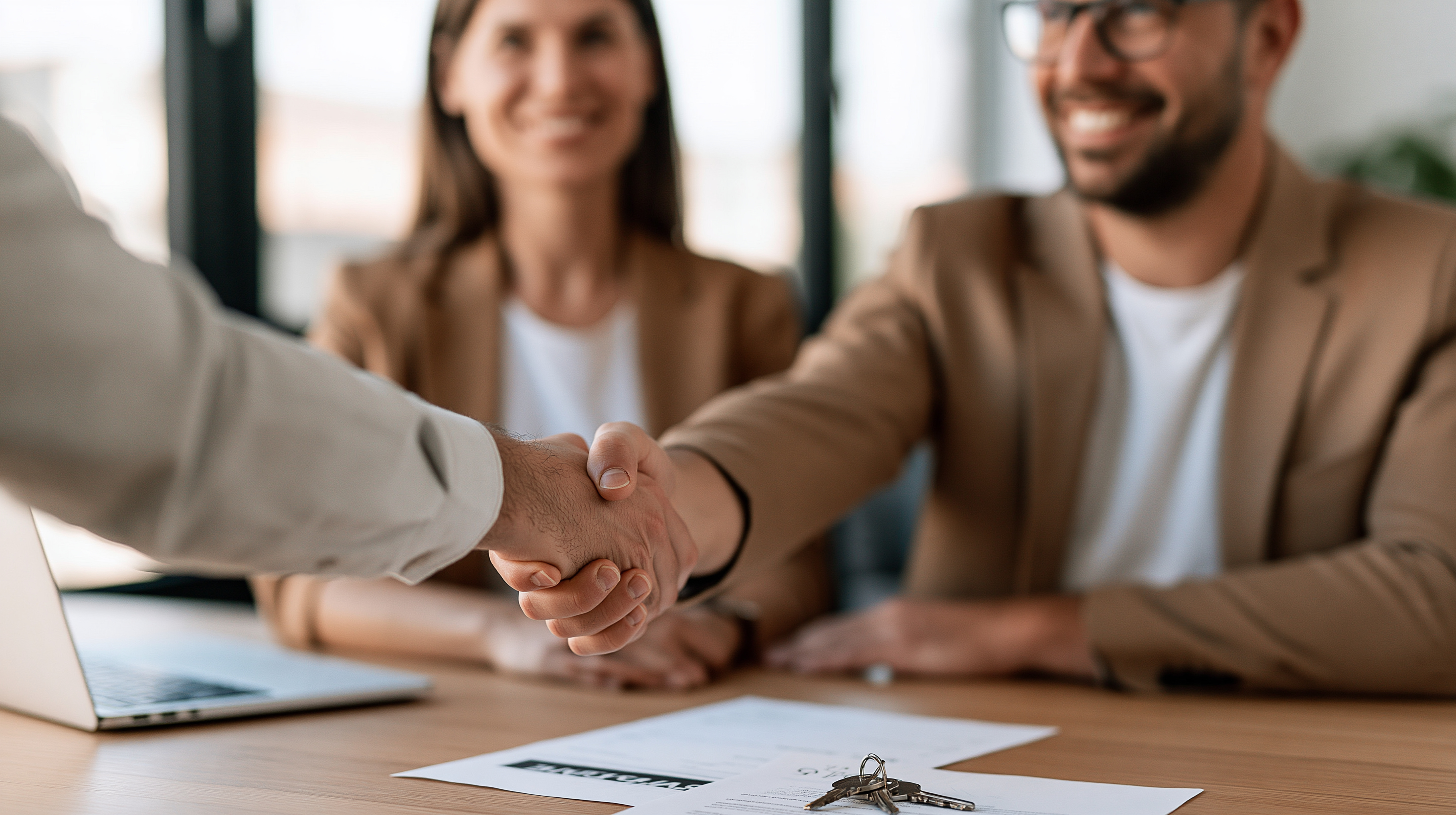 Ett pågående förmedlingsuppdrag kan inte automatiskt överlåtas till en kollega när en mäklare byter arbetsgivare. Det framgår av ett nytt beslut från Fastighetsmäklarinspektionen. Bild: Adobe Stock
