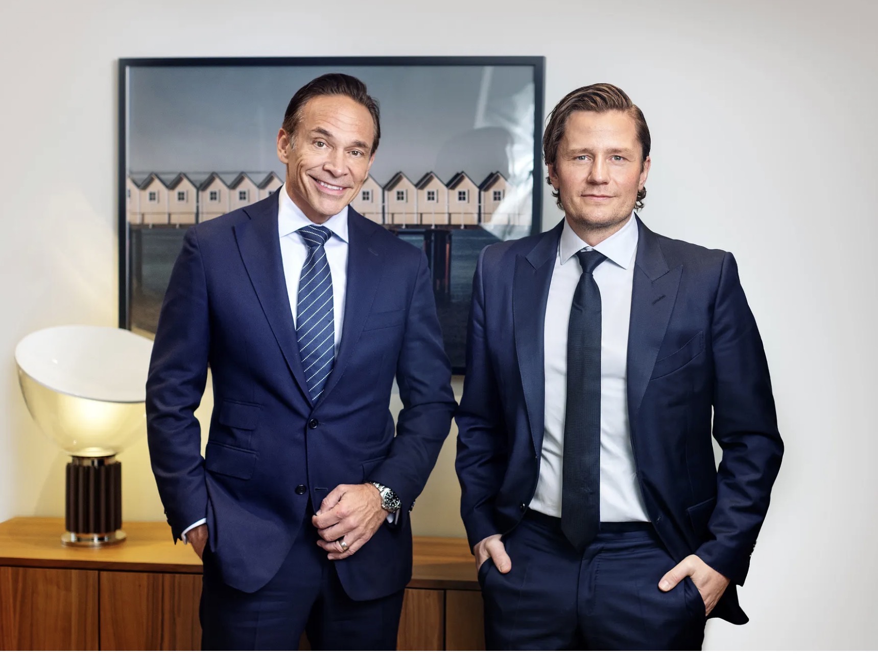 Niklas Berntzon, medgrundare av Hemily, och Alexander Lundvall, vd och Sverigechef för Courtier, står bakom samarbetet som ger koncernens mäklarbolag ytterligare en kanal för bostadsmarknadsföring.