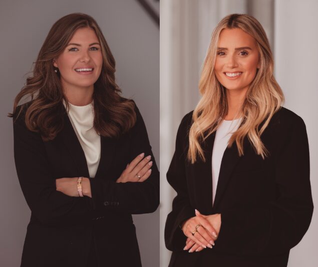 Franchisetagaren Julia Larsson välkomnar Johanna Stenbäck till Alicia Edelmans kontor för Kungsholmen och Essingeöarna. Stenbäck har tidigare arbetat som mäklare i Göteborg.