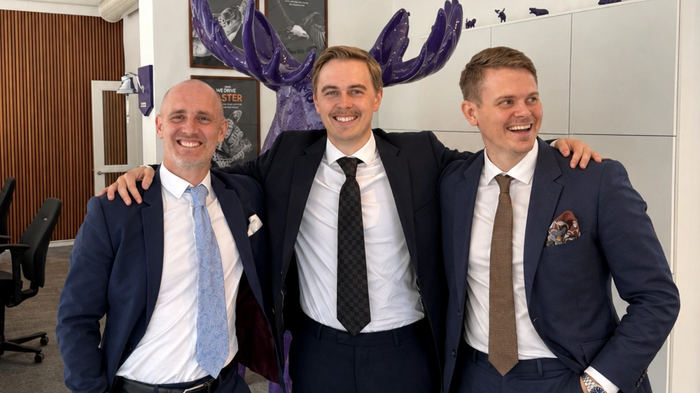 Andreas Ludvigsson, i mitten, går in som franchisetagare i MOHV Halmstad tillsammans med Emil Jensen och Marcus Hilbertsson. Kontoret har nu tre franchisetagare och två anställda mäklare.